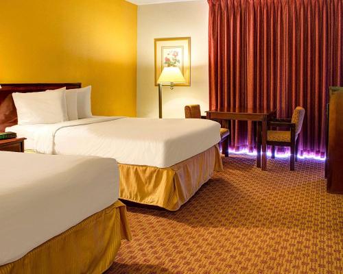 Postel nebo postele na pokoji v ubytování Quality Inn North