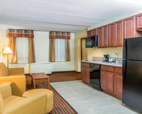 a room with a kitchen and a living room at MainStay Suites Williamsburg Historic Area in Williamsburg