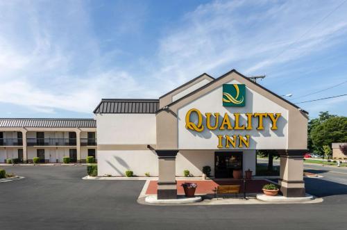 a quattney inn sign on the front of a building at Quality Inn Lynchburg near University in Lynchburg