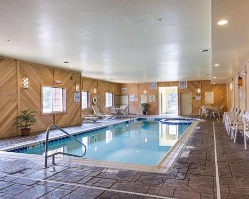 Swimming pool sa o malapit sa Comfort Inn & Suites Orange - Montpelier
