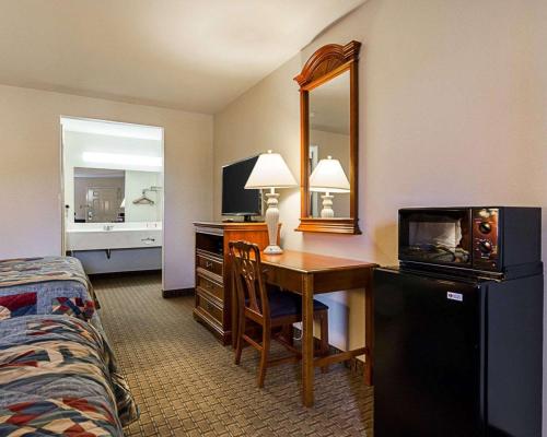 Habitación de hotel con escritorio, 1 cama y 1 dormitorio en Econo Lodge, en Richmond