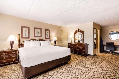 Clarion Hotel Williamsburg I-64 tesisinde bir odada yatak veya yataklar