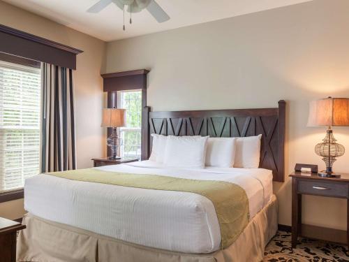 Llit o llits en una habitació de Bluegreen Parkside Williamsburg, Ascend Resort Collection