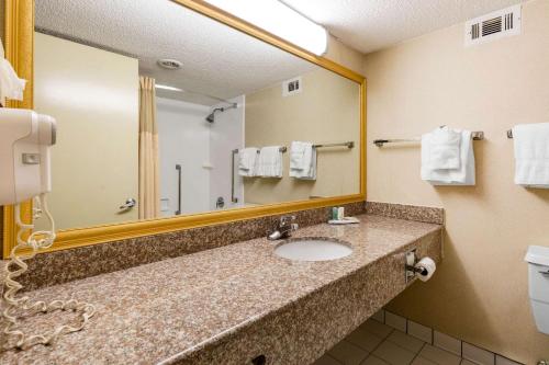 A bathroom at Clarion Hotel Williamsburg I-64