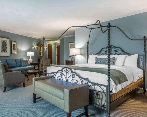 En eller flere senge i et værelse på Comfort Inn & Suites Near Burke Mountain