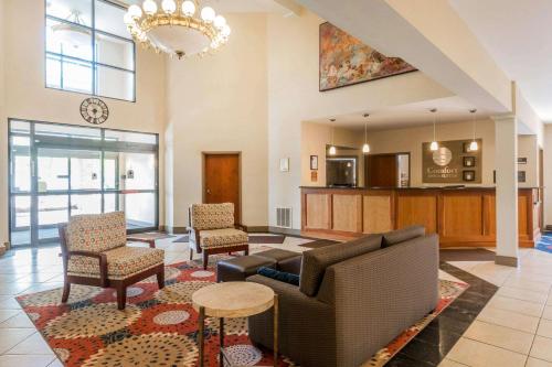 A seating area at Comfort Inn & Suites South Burlington