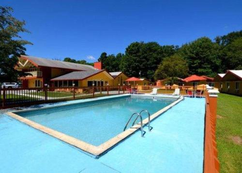 Swimmingpoolen hos eller tæt på Econo Lodge
