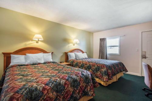 Postel nebo postele na pokoji v ubytování Rodeway Inn Bellows Falls