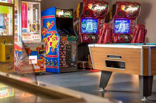 a gaming room with arcade machines and slot machines at Comfort Inn & Suites Near Burke Mountain in Saint Johnsbury