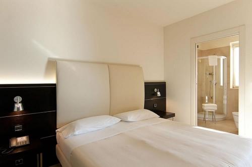 A bed or beds in a room at Hotel Fiera Milano