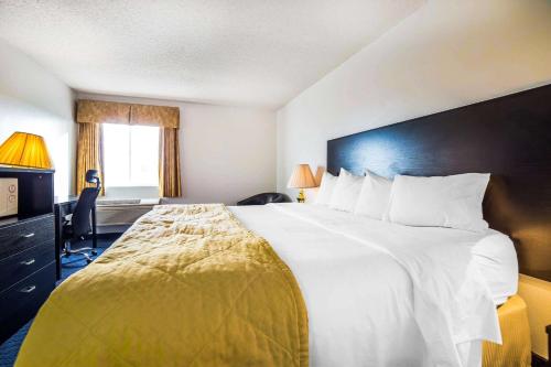 a hotel room with a large bed and a window at FairBridge Inn & Suites Sunnyside in Sunnyside
