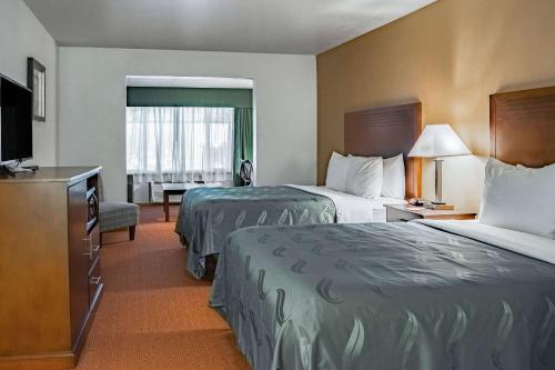 Postel nebo postele na pokoji v ubytování Quality Inn & Suites Vancouver North