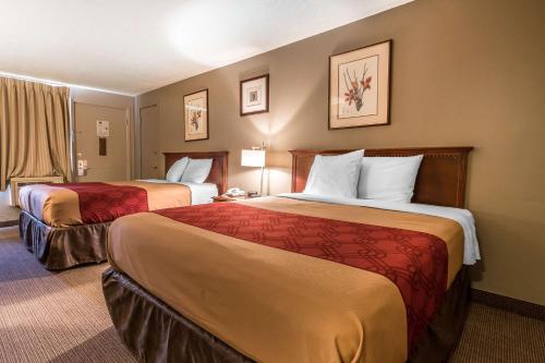 a hotel room with two beds in a room at Holiday Lodge Yakima in Yakima