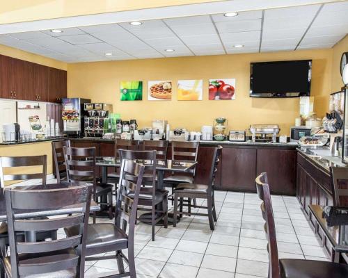 a restaurant with a bar with tables and chairs at Quality Inn Grand Suites Bellingham in Bellingham