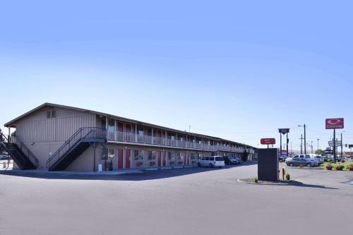 a building with cars parked in a parking lot at Econo Lodge Kennewick Tri-Cities in Kennewick