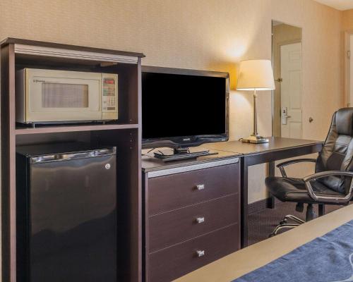 a hotel room with a desk with a microwave and a microwave at Comfort Inn On the Bay in Port Orchard