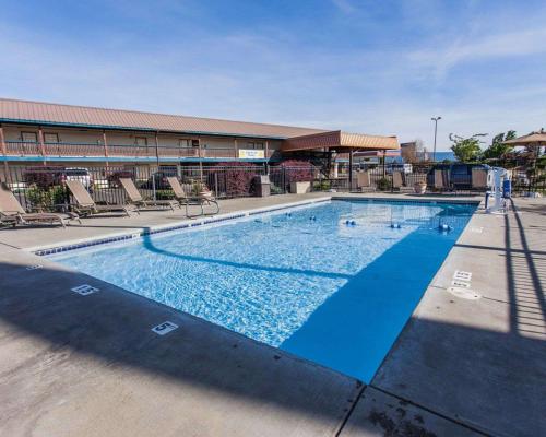 Piscina de la sau aproape de Quality Inn & Suites Goldendale