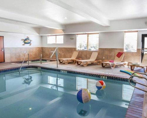 una piscina con sillas y una pelota en una habitación de hotel en Comfort Suites Wenatchee Gateway, en Wenatchee