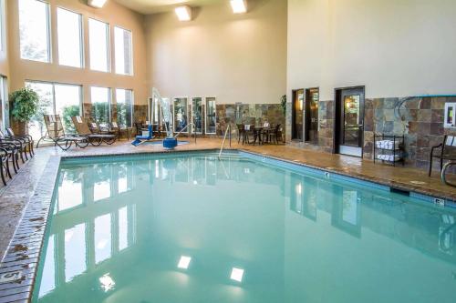 Bazén v ubytování Comfort Inn & Suites nebo v jeho okolí