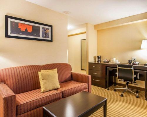 a living room with a couch and a desk in a hotel room at Comfort Suites Wenatchee Gateway in Wenatchee