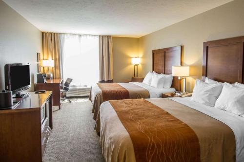 Habitación de hotel con 2 camas y TV de pantalla plana. en Comfort Inn & Suites en Spokane Valley