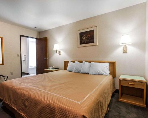 Cama o camas de una habitación en Rodeway Inn