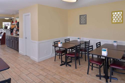 a restaurant with two tables and chairs and a counter at Econo Lodge Kennewick Tri-Cities in Kennewick