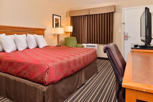 Postel nebo postele na pokoji v ubytování Econo Lodge