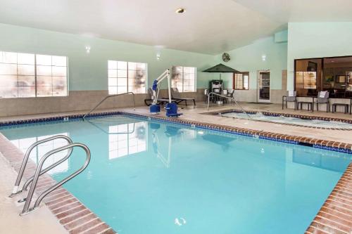Liberty LakeにあるQuality Inn & Suites of Liberty Lakeの青い水の大型スイミングプール