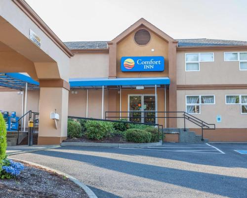 a front view of a hotel with a comfort inn sign at Comfort Inn On the Bay in Port Orchard