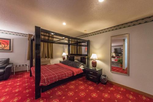 - une chambre avec des lits superposés et un tapis rouge dans l'établissement Patuxent Inn, à La Plata