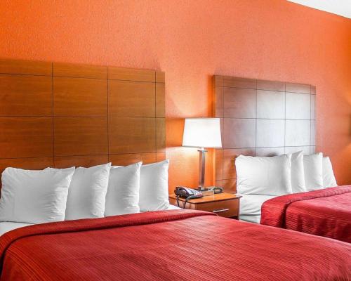 una habitación de hotel con 2 camas y una lámpara en Quality Inn, en Manitowoc