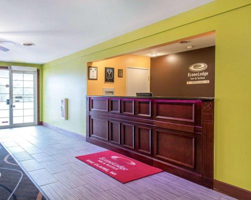 um escritório de advocacia com um banco numa sala em Econo Lodge Inn & Suites Eau Claire em Eau Claire