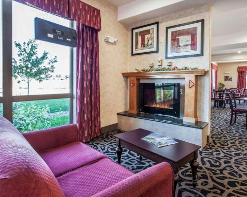 a living room with a couch and a fireplace at Comfort Suites Wenatchee Gateway in Wenatchee