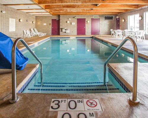 una piscina con una señal de hora delante en Sleep Inn & Suites, en Wisconsin Rapids