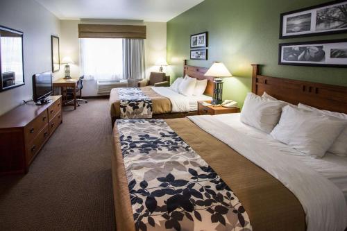 เตียงในห้องที่ Sleep Inn & Suites Conference Center Eau Claire