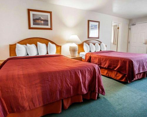 Кровать или кровати в номере Quality Inn & Suites Bremerton near Naval Shipyard