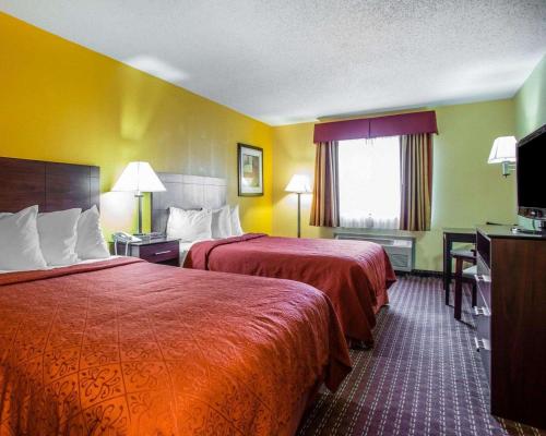 ein Hotelzimmer mit 2 Betten und einem Fenster in der Unterkunft Quality Inn Central Wisconsin Airport in Mosinee