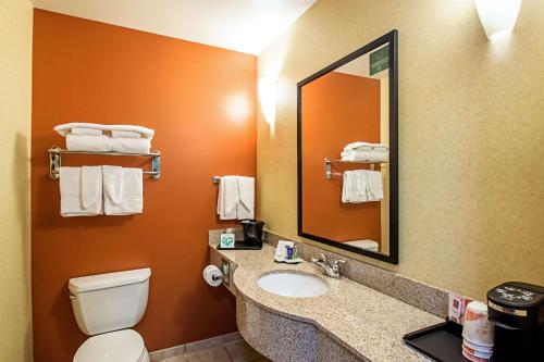 Kúpeľňa v ubytovaní Sleep Inn & Suites