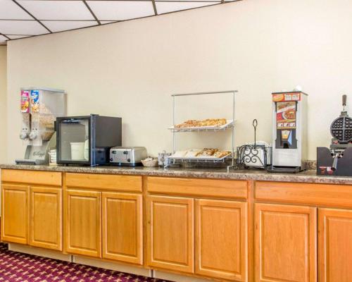 a kitchen with a counter top and a counter top oven at Econo Lodge Inn & Suites Stevens Point in Stevens Point