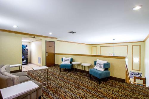 a waiting room with two chairs and a couch at Sleep Inn & Suites Madison - Monona in Madison