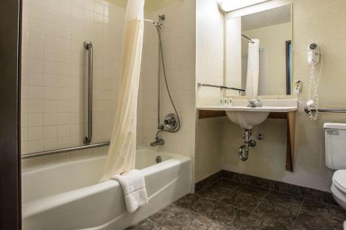 y baño con bañera, lavabo y aseo. en Quality Inn & Suites Marinette, en Marinette