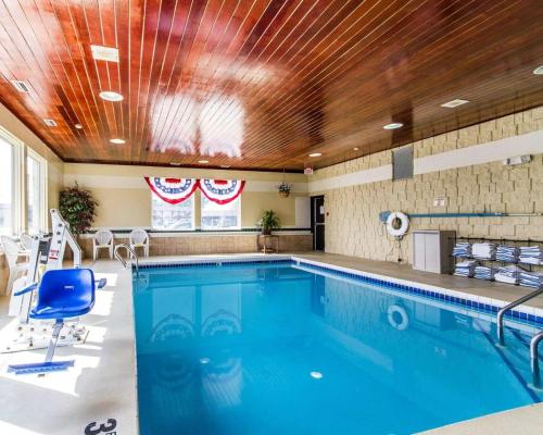 a pool room with a large swimming pool at Quality Inn La Crosse in La Crosse