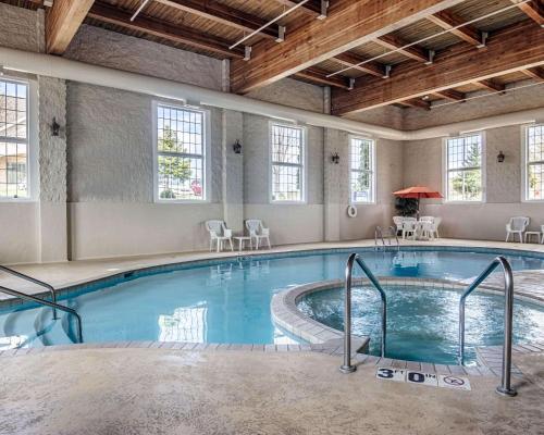 Bazén v ubytování Comfort Inn & Suites Grafton-Cedarburg nebo v jeho okolí