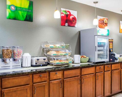 una cucina con un bancone con del cibo sopra di Quality Inn & Suites Kimberly - Appleton East a Kimberly