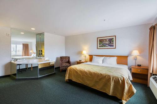 Кровать или кровати в номере Quality Inn & Suites Belmont Route 151