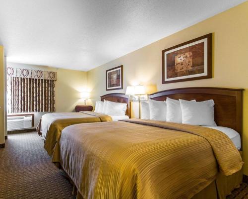拉克羅斯的住宿－拉克魯斯品質酒店，酒店客房设有两张床和两盏灯。
