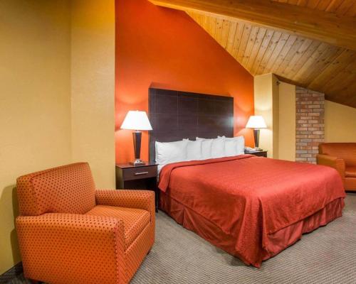 En eller flere senge i et værelse på Quality Inn & Suites Kimberly - Appleton East