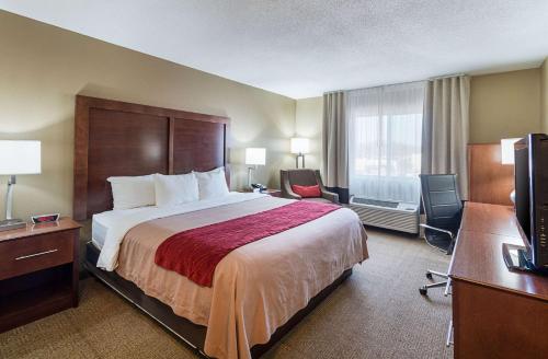 una habitación de hotel con una cama y un televisor en Comfort Inn Barboursville near Huntington Mall area, en Barboursville