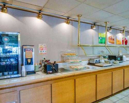 Dapur atau dapur kecil di Quality Hotel and Conference Center Bluefield